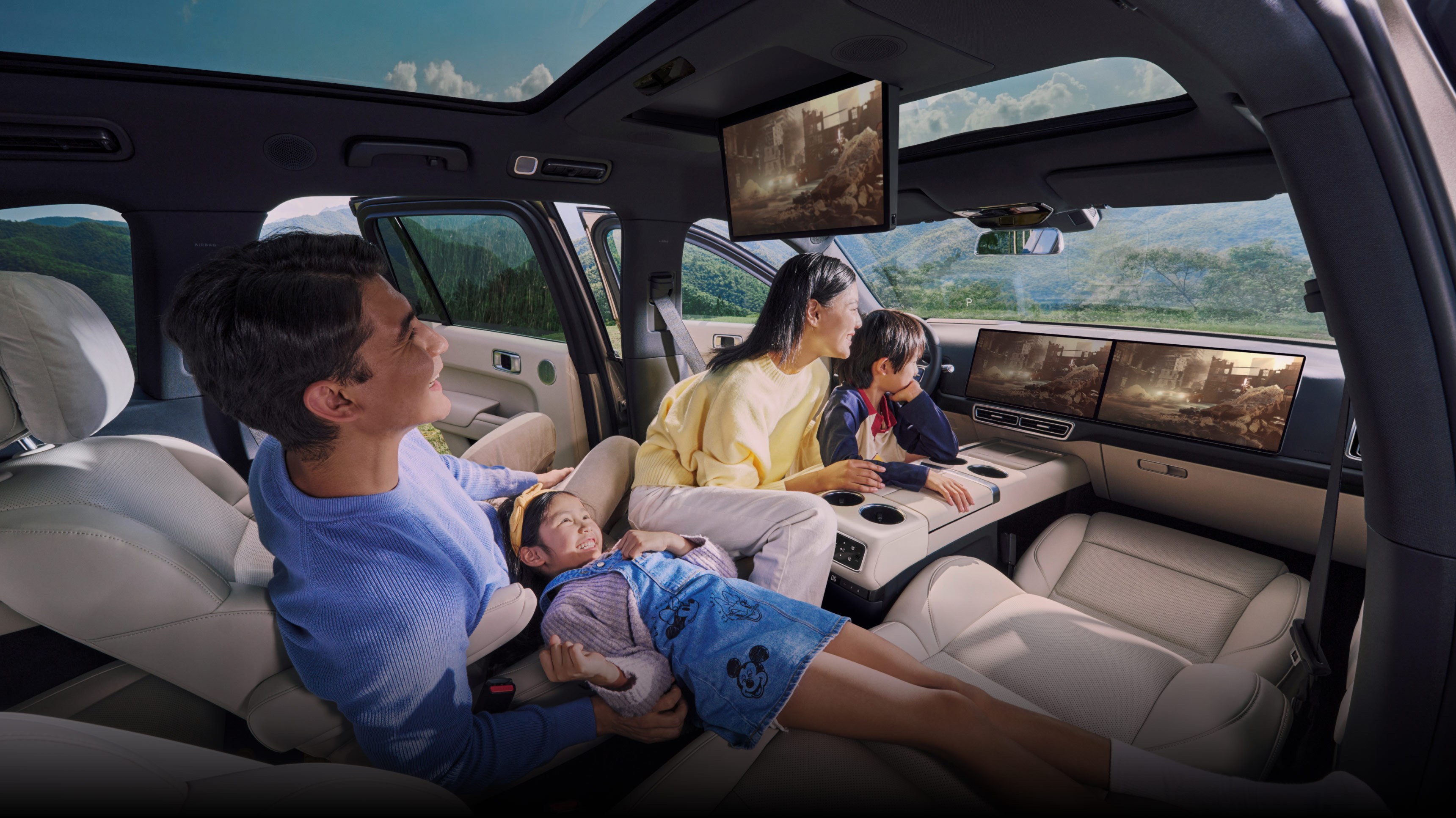 Kids can sing, watch movies and cartoons, and play games. With support for multiple external devices and the Dolby Atmos audio system coming standard, kids will never be bored, even on long-distance trips. Bring a 