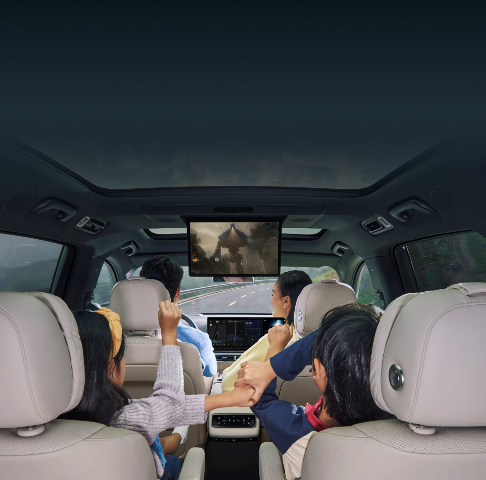 The front passenger and rear passengers can connect to different sound sources so everyone can enjoy their own entertainment.